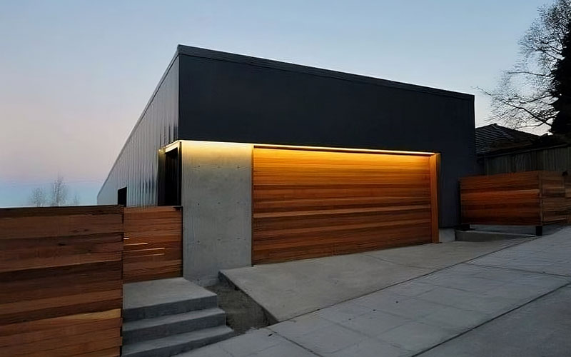 Rail‑mounted Led Bars Highlight Garage Door