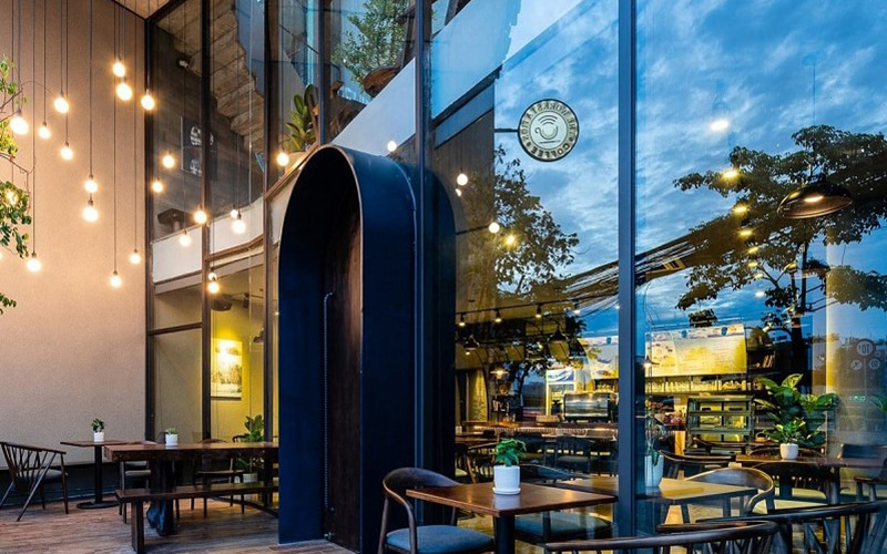 Coffee Shop Design With A Harmonious Blend Of Natural And Artificial Lighting